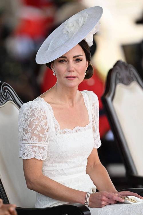 原创凯特王妃换新造型蕾丝白裙致敬经典三千元小包挺别致