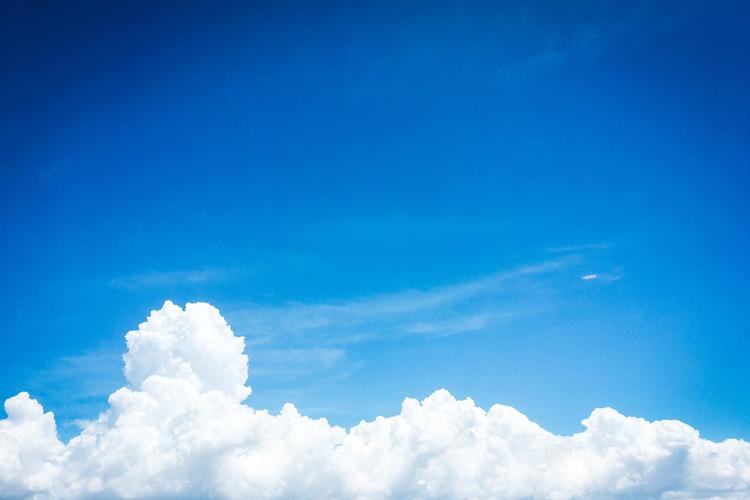 阴雨天真的很影响心情有哪些阳光明媚蓝天白云的壁纸图片可以推荐一下