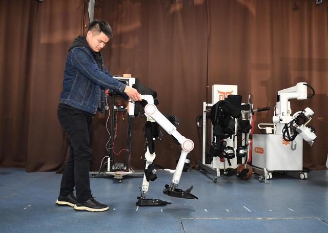 外骨骼机器人助力康复训练