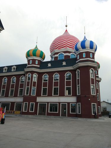 俄式风格的建筑为小镇增添了不少色彩.