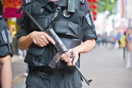 为什么香港交警都配枪,而内地不是每个警察都配枪?