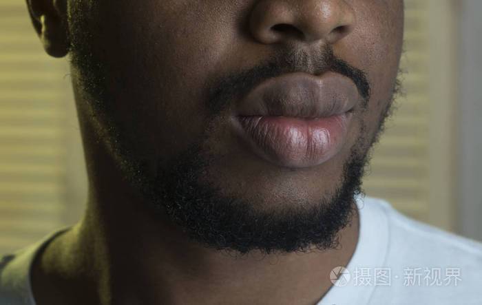 性感的大嘴唇胡子非洲男子气概照片-正版商用图片133rnu-摄