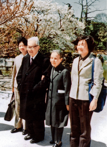 1980年,冰心与巴金访问日本时的合影,冰心女儿吴青(右一),巴金女儿
