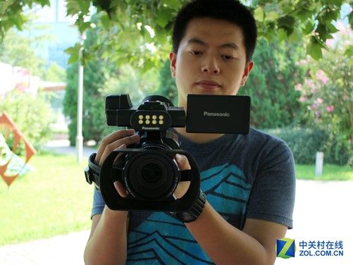 松下hc-pv100摄像机采用了专业摄像机的手持姿势,可以使用多种方式