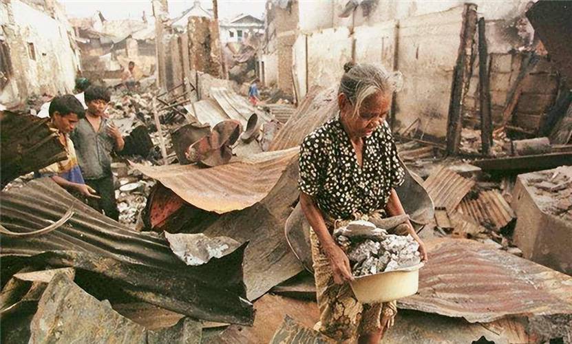 1998年印尼屠华事件:10万华人妇女当街被侵犯,50万华人被屠杀_发展