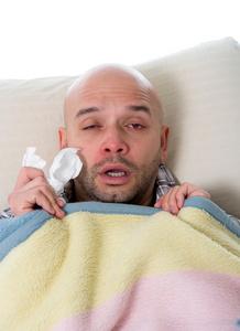 生病的年轻人有温度流行性感冒烟流感病毒感染着鼻涕的鼻子照片