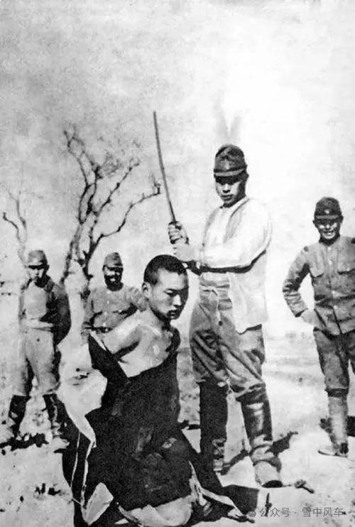 反击日本年年拜鬼在抗日英烈墓与万人坑的脚下放日本国旗谢罪