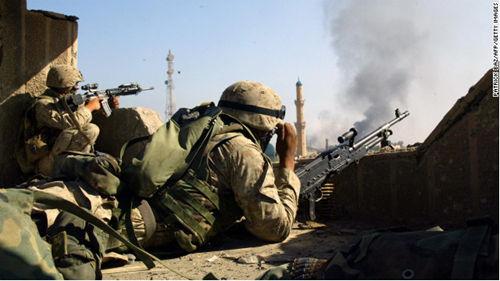 2004年11月13日,美海军陆战队员正在费卢杰的某屋顶上调整战斗位置.