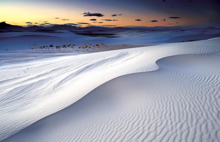 "大漠沙如雪,燕山月似钩."的意思及全诗翻译赏析
