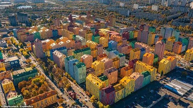 乌克兰有个五彩缤纷的"舒适小镇",仿佛现实版乐高城市,位于首都基辅