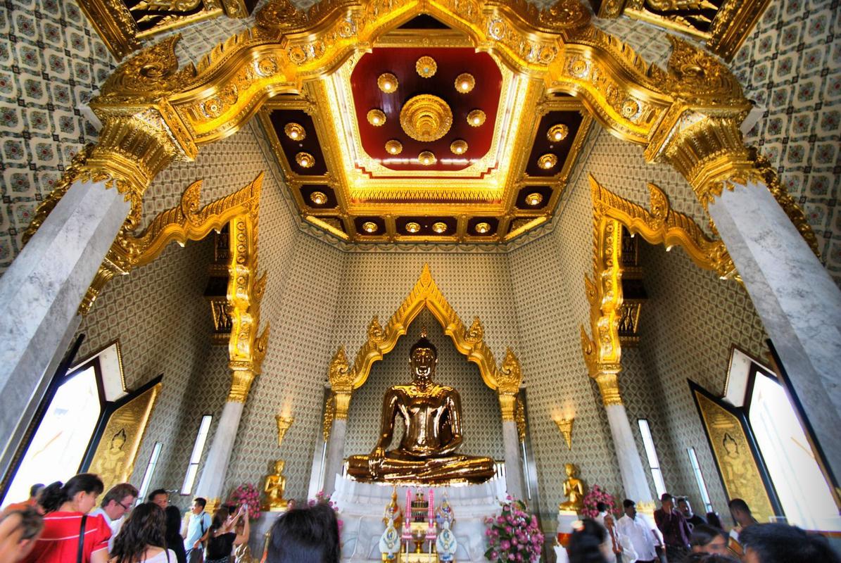 在这座寺庙李高僧辈出,请出的佛像又非常灵验,所以使得全世界各地的