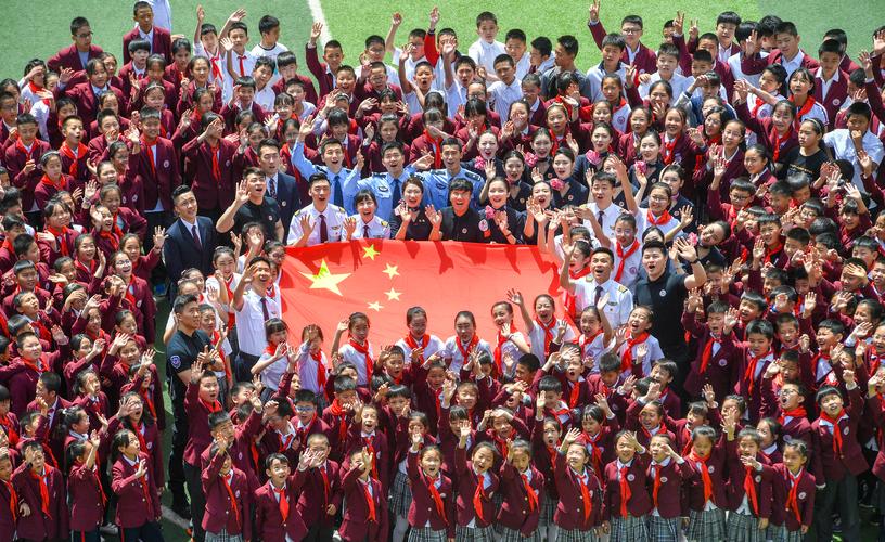 我爱你中国520东航空勤人员与小学生升国旗向祖国表白