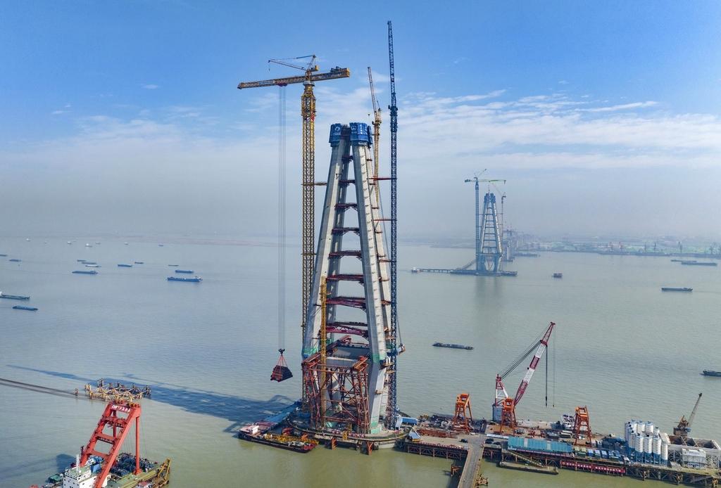 全球最大塔机投入常泰长江大桥建设
