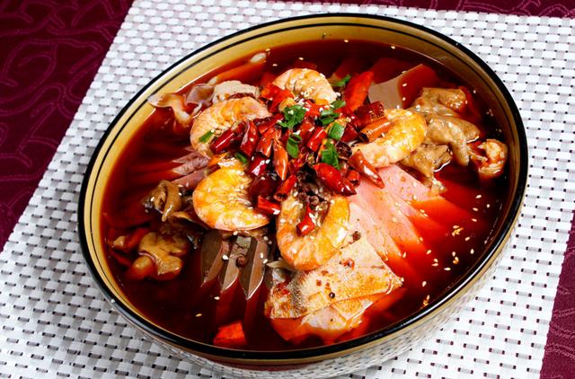毛血旺,又名毛血旺煮汤菜,是一道川菜名菜,属于川菜系,属于著名的地方