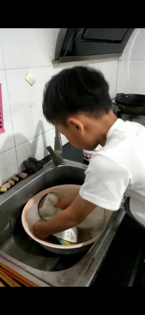晚饭后,杨贵林小朋友帮妈妈洗碗,看他洗起碗来有模有样呢!