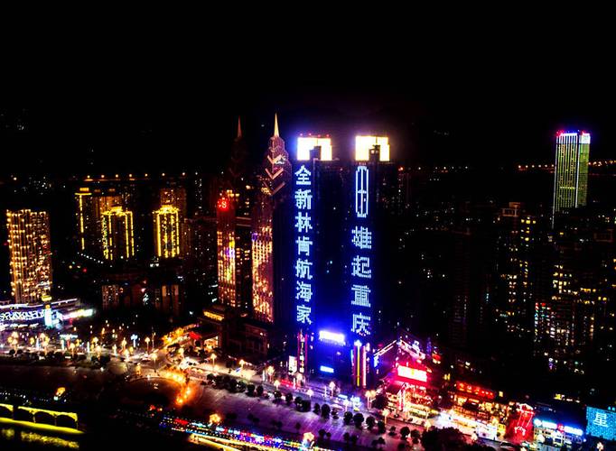 重庆皇冠国际双子塔灯光秀