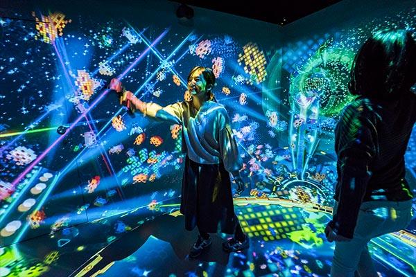 东京「太空侵略者」互动展 体验 4 大灯光投影互动游戏