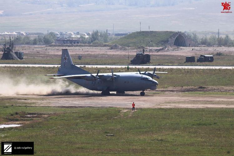 在军事演习中的简易机场起降的俄罗斯军用飞机,有运输机直升机等