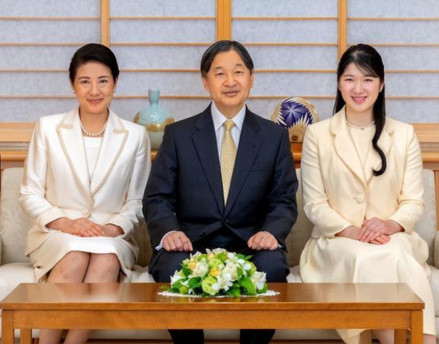 日本皇室在2023年新年的第一天举行了新年庆典活动,皇室高级成员纷纷