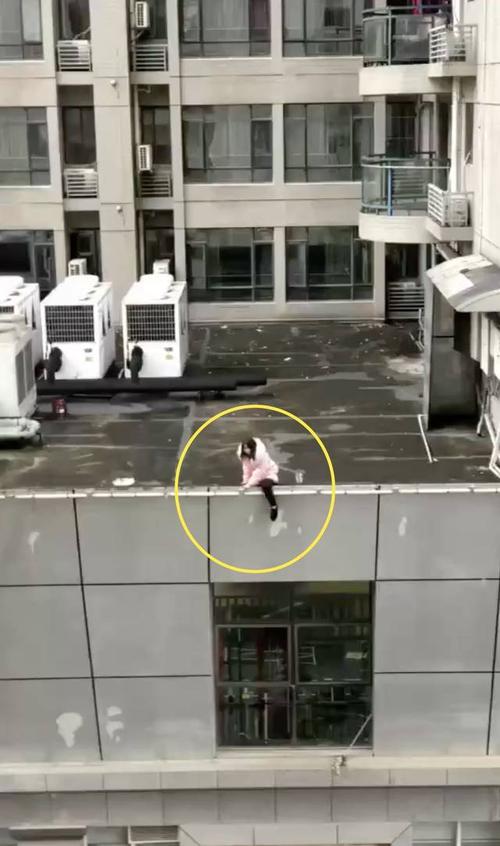 广西21岁女子从高楼跳下身亡!目击者拍下坠楼瞬间,吓到脚打飘