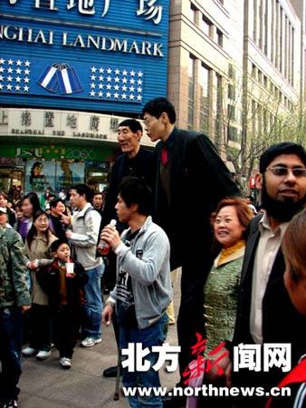 两名身高23米以上巨人亮相上海南京路图