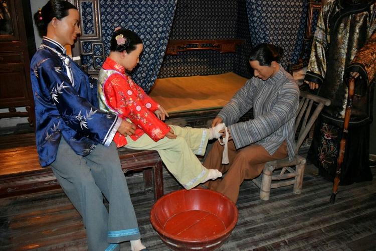 为何中国古代女人爱缠足?民国大师辜鸿铭讲的这个理由让人很害羞