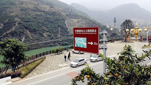 标识牌竖立在公路边,当地政府修筑二个观景台让游客提供安全保障