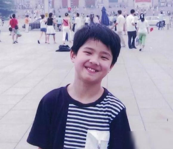 2月22日,有网友在网上晒出了刘昊然童年时期的照片,照片中的刘昊然