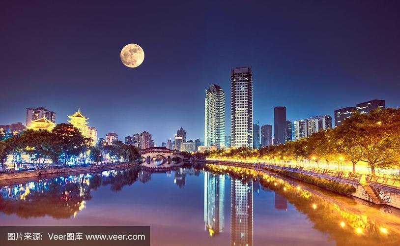 月亮在天上,安顺大桥横跨金河,中国成都.