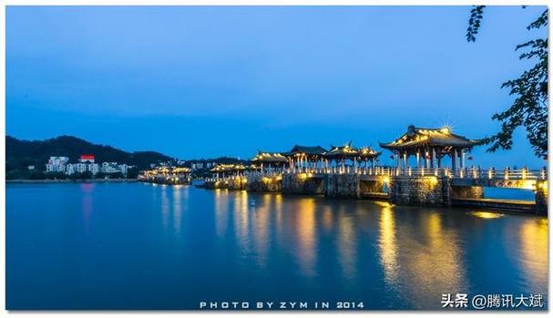 潮州广济桥是位于中国广东省潮州市的一座古老石拱桥,也是中国最大的