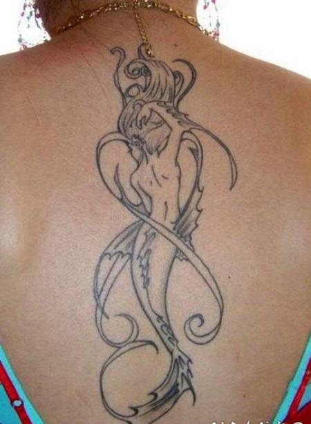 背部优雅的黑色线条美人鱼纹身图案