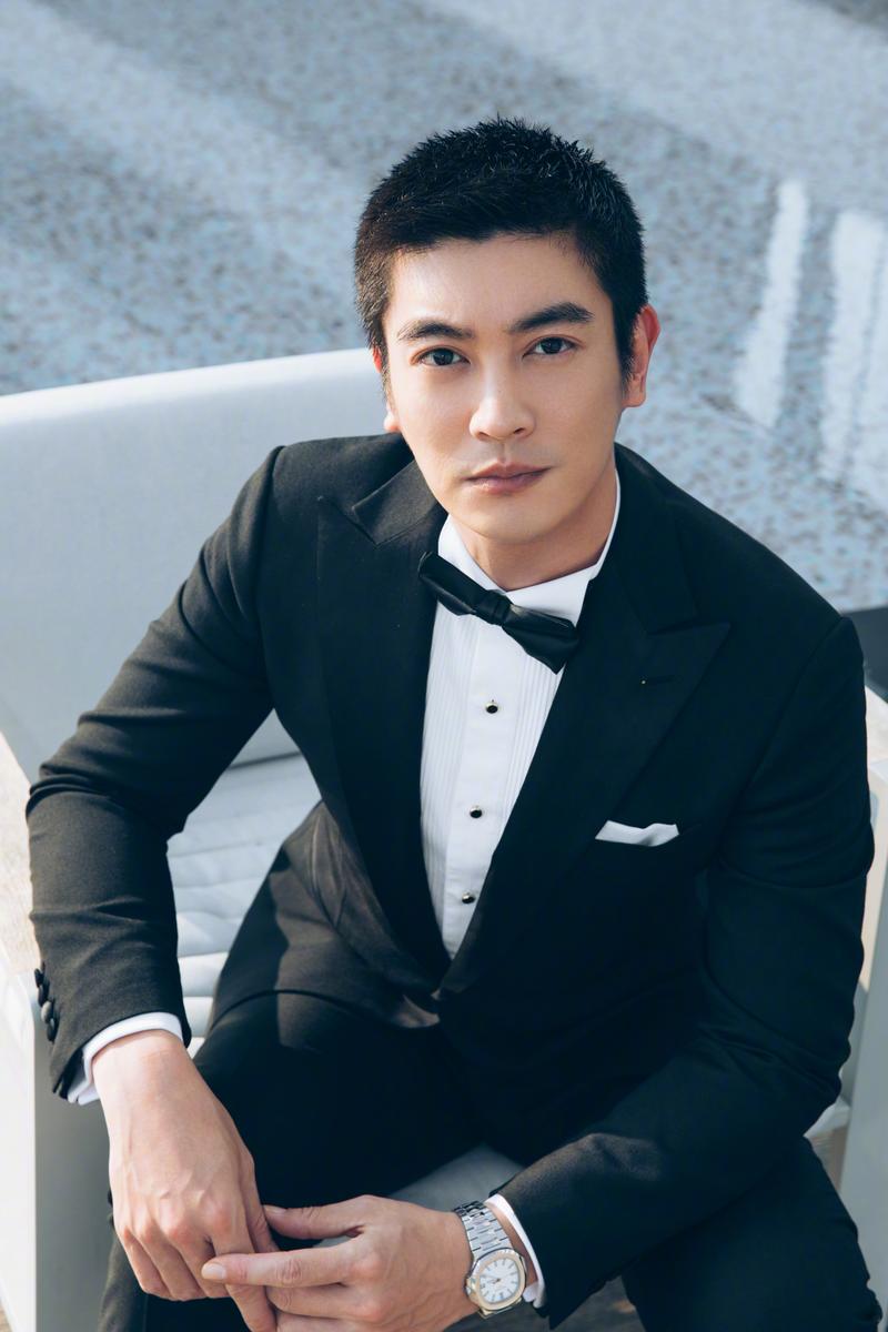 演员杜江杜江身着经典黑色西装套装亮相金鸡奖闭幕式.