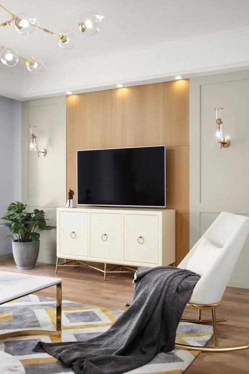 原木色电视背景墙与米灰色护墙板结合,米色的电视柜很自然和谐
