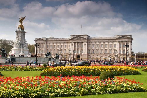 伦敦热门景点第三位 白金汉宫是英国的王宫,是一座四层楼的正方形围院