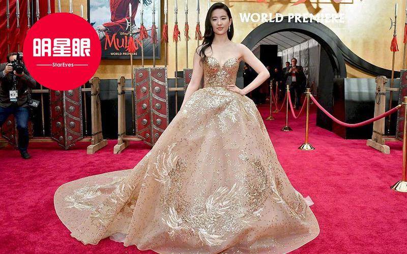 刘亦菲身穿金色凤凰裙出席花木兰世界首映礼