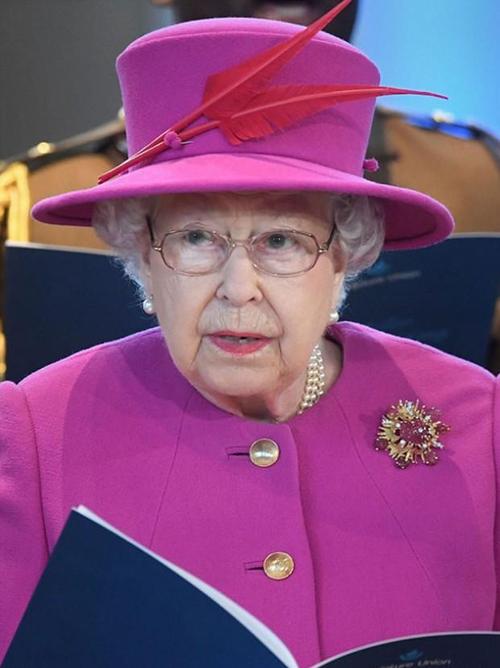 英国《圣经》联盟的国家主管蒂姆·哈希扎·史密斯说:"女王能够加入