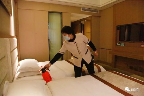 酒店员工正在对客房进行消毒消杀