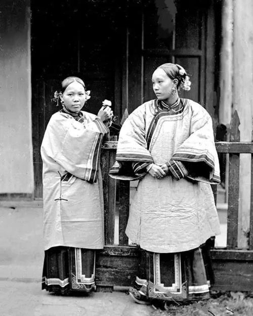 法国摄影师拍摄的晚清:清朝女子的发型和衣着,和古装剧完全不同