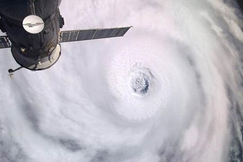 宇航员在国际空间站观测到恐怖的飓风之眼