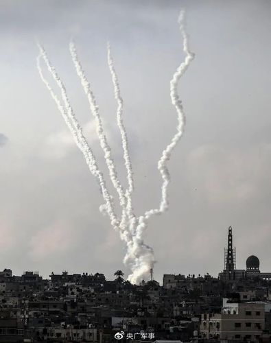 这是5月11日在加沙地带南部汗尤尼斯拍摄的向以色列发射的火箭弹(新华