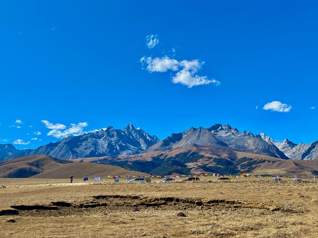 格聂神山位于四川甘孜藏族自治州理塘县,是四川的第三高峰.
