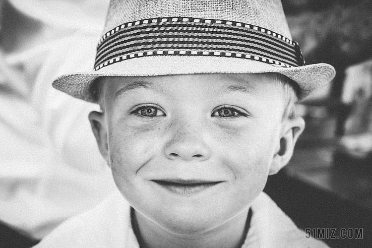 黑白人物小孩带帽微笑背景图片