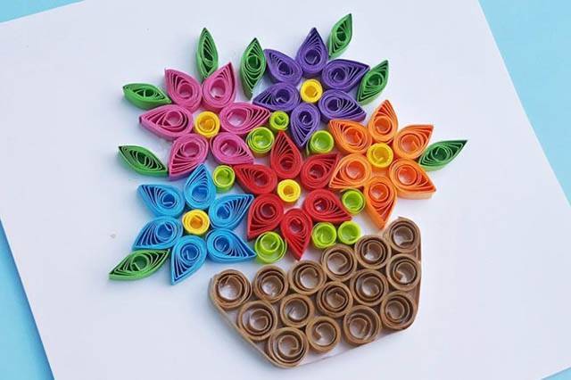 儿童衍纸制作花篮的步骤和方法11,用更小的纸卷填充花和叶子之间的