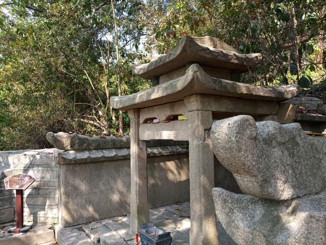 厦门植物园百花厅景区内藏有一座形如亭子的古墓,系明代叶义官墓