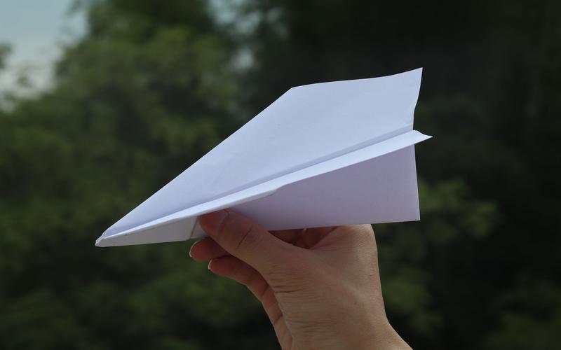 【原创纸飞机】飞得超远的猎手号纸飞机,直线滑翔,姿态还很顺眼