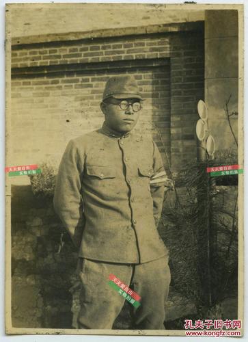 民国戴眼镜系袖标的侵华日军日本兵照片