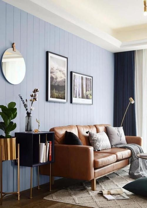 客厅的背景墙是精心挑选的色号,抽缝造型增加了线条的美感.