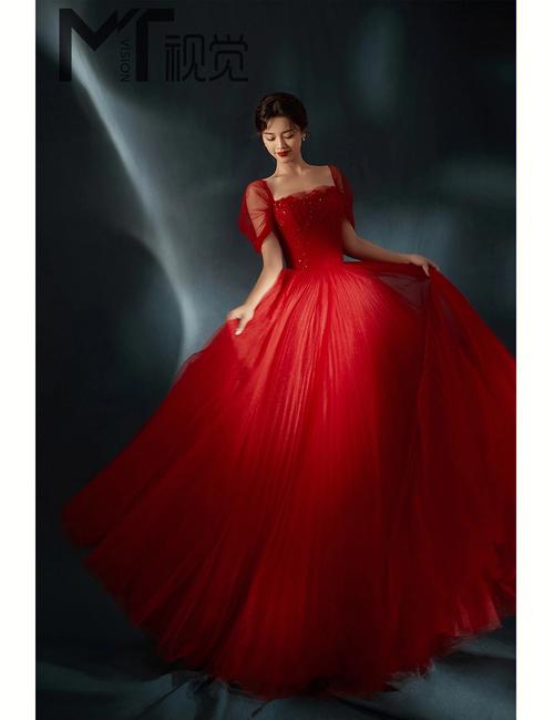 光影将照片烘托出油画般的氛围感来,搭配着红色婚纱礼服颜色丰富厚重