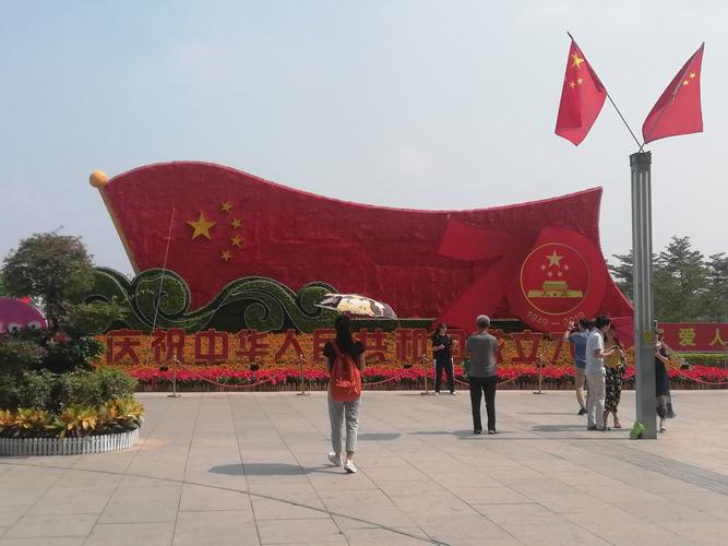 从深圳北站出来,随处可见国旗迎风飘扬,整座城市,用她最美的"中国红