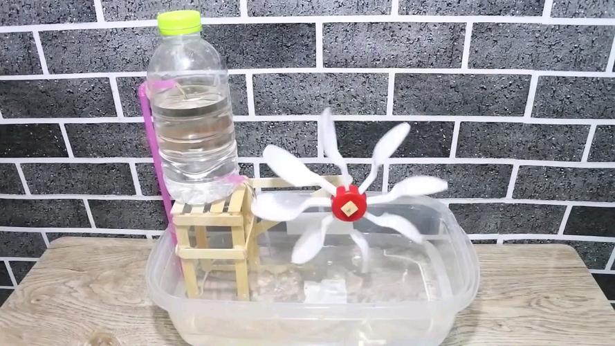 用矿泉水瓶制作一个简易的水力风车